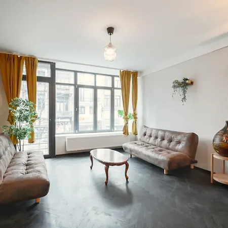 Charming And Spacious Center *
