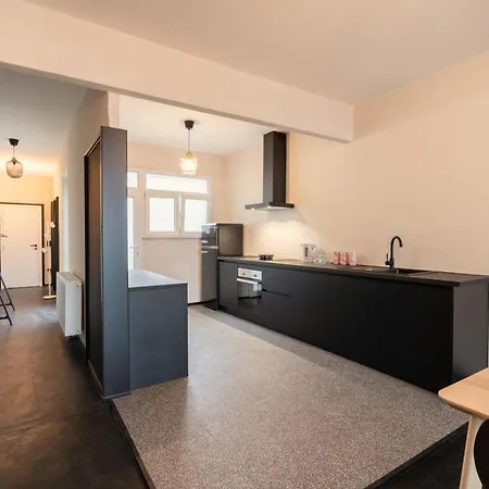 Charming And Spacious Center *